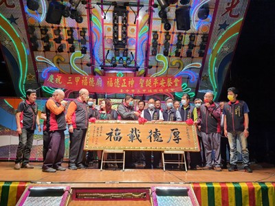 民政局長吳世瑋前往三甲福德廟頒贈「厚德載福」匾額
