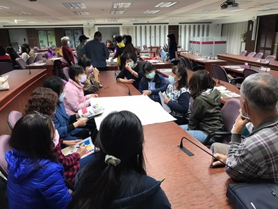 「大細老嫩桌遊趣」挖掘在地美食、景點、節慶，並將客語標音等元素融入桌遊牌卡