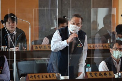 農業局長蔡精強說明肉品市場議題