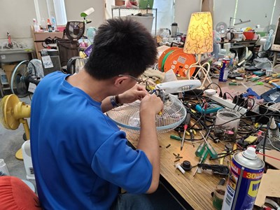 劉彥宏隊員維修電扇