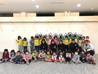 中市府力推迷你足球，109年指導員與學童合照