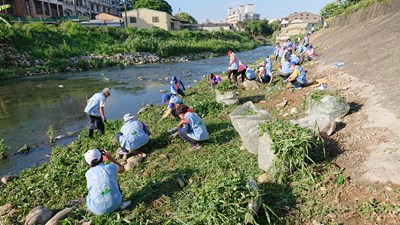 社區成員清理河岸中