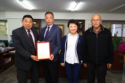 盧市長頒發豐原區農會理事長、常務監事當選證書，並見證農會頒發總幹事聘書