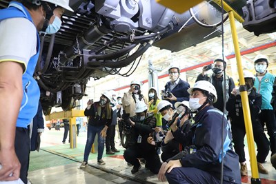 中捷公司將電聯車頂高，讓議員了解新軸心安裝實況。