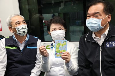 盧市長秀出限定「捷伴台中遊」與電子票證