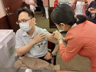 中市分流施打COVID-19疫苗 醫護接種量穩定增加