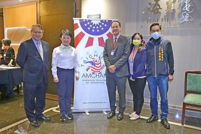 昨晚晚宴由台中美國商會會長何道明主持，現場除由盧市長分享台中未來願景及發展，副市長令狐榮達也以「台中，繁榮宜居城市」為題進行演講