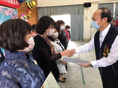 台中市政府教育局長楊振昇親自授證