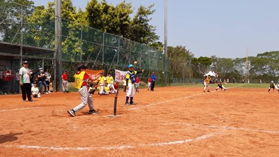 樂樂棒球選手熱情揮棒
