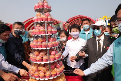 市長盧秀燕到場祝賀，與全校師生共同切蛋糕慶祝