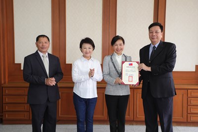 盧市長親頒農會理監事當選證書