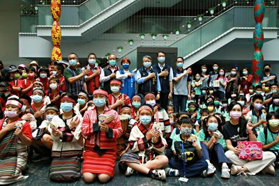 建功、博屋瑪國小城鄉校際交流  搭捷運參訪市府拓展見聞