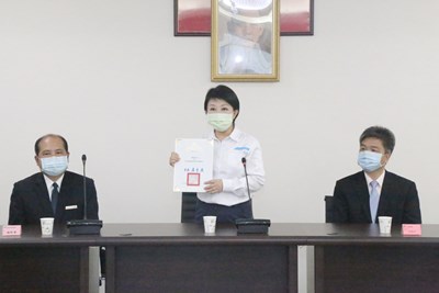 力挺農民行銷在地農產 盧市長親頒農會理監事當選證書