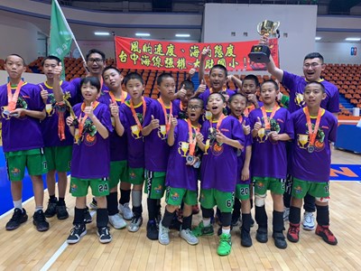 僅僅成立5年的大肚國小男籃隊，也擊敗全國強敵勇奪男生六年級乙組冠軍金盃