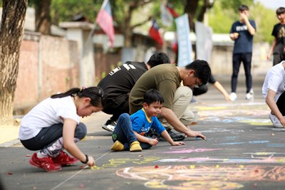 父母帶著孩子共同創作，為孩子留下難忘的兒童節回憶