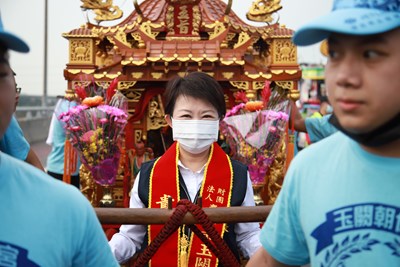 市長盧秀燕到台中與草屯交界烏溪橋送駕