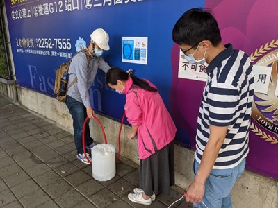 第1部小型移動式淨水設備已設置於本市南屯區文心南路及文心南五路交叉口的「文心愛悅」建築工地