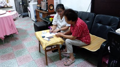 台中市食品藥物安全處今年持續推動「長期照顧藥事服務計畫」，培訓藥事人員走入社區服務長者。