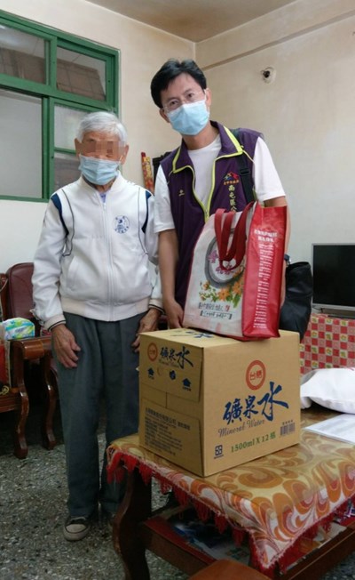 關懷弱勢民眾  中市公所送水到宅