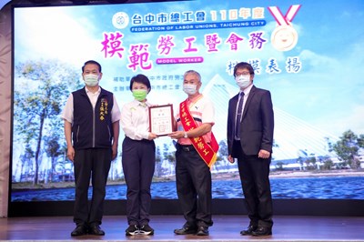 感謝為城市打拚！盧市長表揚台中市總工會模範勞工、會務楷模 (2)
