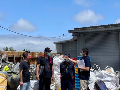 大甲塑膠回收廠占用道路經勸導無效  中市府依法斷水斷電 (1)