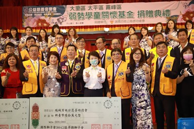 民間慈善音樂會贈救護車及就學善款 盧市長感謝熱心公益 