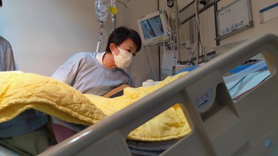 盧市長探視受傷男童為他加油打氣