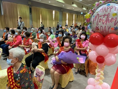 母愛偉大！ 中市北屯區表揚52位模範母親 