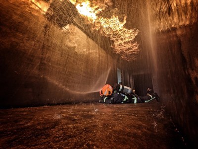 台中市政府消防局辦理為期2週火災搶救初級班訓練，消防員全副武裝，穿著重達20公斤消防衣帽鞋及裝備，模擬繩索及救助器材運送、火場人命救助、水源供應等