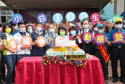 盧市長到校與全校師生共同吹蠟燭、切蛋糕