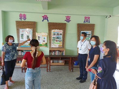 中市閱讀教育輔導團日前前往大肚區瑞井國小、清水區建國國小指導