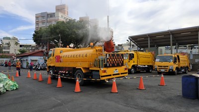 全面防疫 全台最大霧砲車定點消毒1