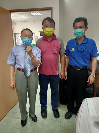 賴姓市民與潭子區隊隊長及隊員合影