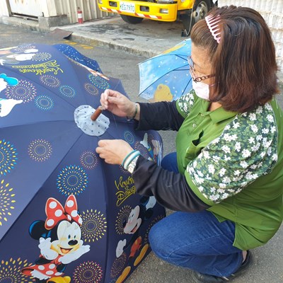 沙鹿區清潔隊環保愛心傘修復工作小組透過巧思，將這些破損的雨傘進行修復，提供給洽公民眾使用，也讓環保工作更富創意與意義 (3)