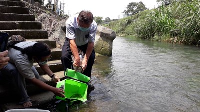 農業局蔡精強局長親自執行放流工作