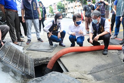 颱風來襲加強防汛  盧市長視察側溝清淤感謝台中幕後英雄