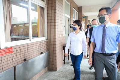 市長盧秀燕今（26）早前往台中一中關心考場防疫工作