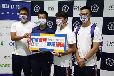 自由車代表隊回到台灣機場１（來源：中華隊陳愷謙防護員）