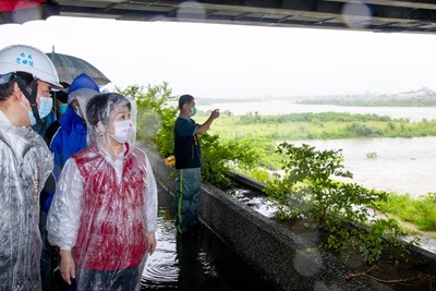 熱帶性低氣壓夾帶西南氣流龐大雨量  盧市長視察加強戒備