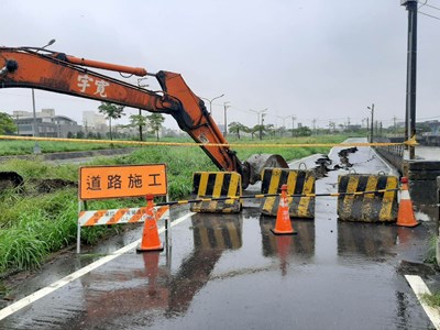 縣市合併前老舊護岸不敵豪大雨塌陷  梧棲大排啟動搶修 (2)
