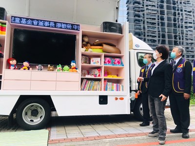 市長參觀展翅托育資源車