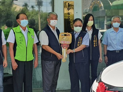 民政局長吳世瑋主持交車儀式，與石岡區長劉素幸共同將汽車鑰匙交予九房里守望相助隊