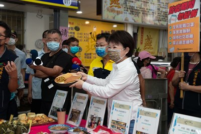 盧市長一一介紹大肚市場的知名小吃