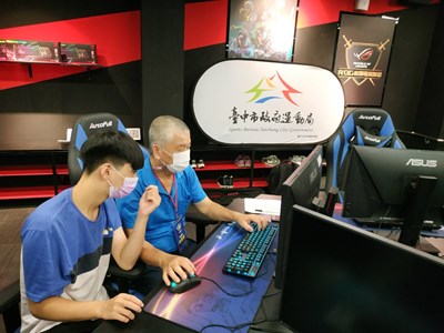 不老電競培訓開課，教練一對一指導選手
