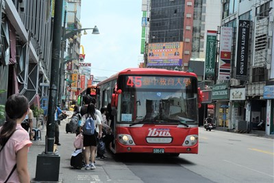 因應開學到校上課　中市公車落實防疫增加班次