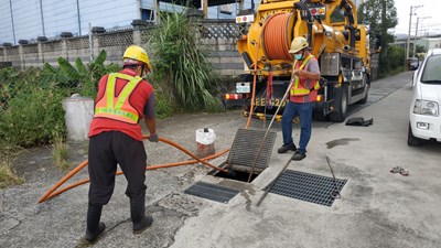 颱風燦樹來襲 中市環保局加強道路側溝巡檢清淤