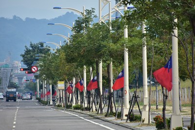 國慶十月街頭限定！  中市重要路口懸掛國旗至月底