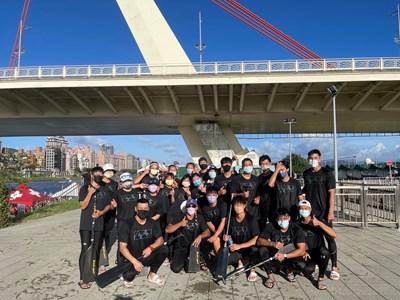 龍舟隊員賽後合影勇奪冠軍