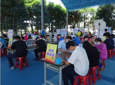 徵才活動，民眾填寫資料
