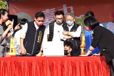 昨日台中購物節抽獎活動，由副市長令狐榮達立即call out週週加碼2組市民專屬10萬元現金得主